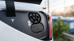 Schutzkappe Für Den DC-Anschluss Aller Tesla Modelle -Shop4tesla Store schutzkappe fur den dc anschluss aller tesla modelle 906984